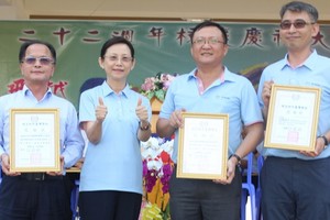 校長江家珩(左二)向各台商頒發感謝狀。