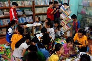 和平省樂山縣聯級學校學生喜迎新圖書。（圖源：國雄）