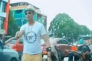 黎文成手持竹棒打破別人的車窗。（圖源：視頻截圖）