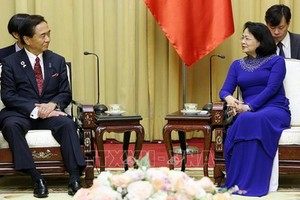 國家副主席鄧氏玉盛（前右）接見日本神奈川縣知事黑岩佑治。（圖源：越通社）