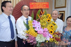 市委書記阮善仁（左二）親往看望並祝賀各位模範教師。（圖源：市黨部新聞網）