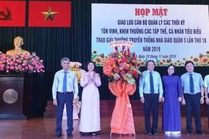 第五郡人委會副主席張庚波向郡教育科贈送花籃。