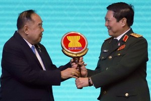 吳春歷大將(右)從巴逸大將接受輪值主席角色的象徵。（圖源：越通社）