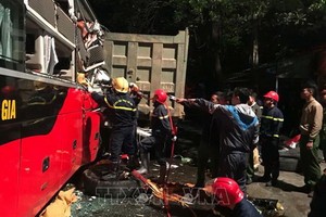 救護隊員們到達事故現場實施救援。（圖源：越通社）