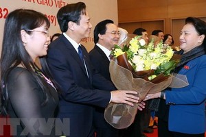 國會主席阮氏金銀送花祝賀國會代表。（圖源：越通社）