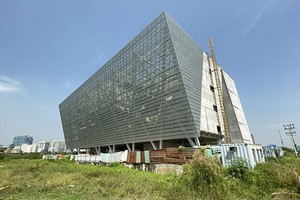 展覽中心不單進度緩慢，前幾個月便已停工。