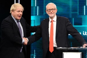 約翰遜（左）與科爾賓在主持人的提議下握手。（圖源：新華社）