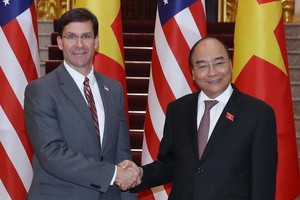 阮春福總理（右）接見美國國防部長馬克。（圖源：越通社）