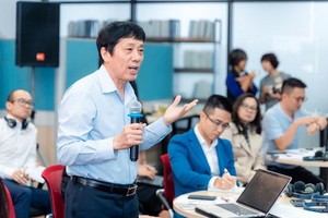 河內國立大學原校長梅仲潤教授在“精英大學如何尋找和協助人才”座談會上分享意見。