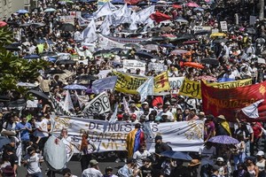  當地時間11月21日，哥倫比亞波哥大，在當地抗議遊行中，抗議者高呼口號。（圖源：互聯網）