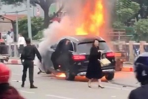 圖中顯示，釀成車禍後的肇事女司機離開現場（圖源：B.T.V）