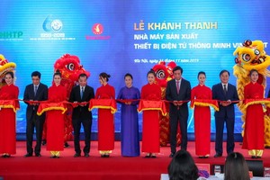 國會主席阮氏金銀（中）出席溫納集團(Vingroup)高新技術生產項目落成儀式。（圖源：陲楊）