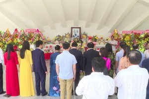 胡志明主席父親阮生色副榜忌辰90週年紀念儀式現場一瞥。（圖源：同塔電視台）