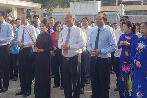 市委副書記武氏（前左三）同市領導幹部代表團前往福門縣榕三岔路文化歷史遺跡區上香和敬獻鮮花，並向英雄烈士們表達銘恩之心。（圖源：淮南）