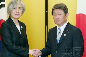日本外相茂木敏充（右）與韓國外長康京和23日下午在名古屋市舉行會談。