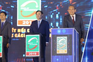 政府副總理張和平（左）出席2019年嘉萊TechDemo事件啟動儀式並按下啟動按鈕。（圖源：孟雄）