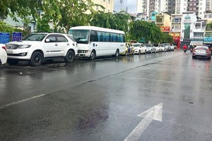 嘉定公園路段的白騰街兩旁停滿汽車。