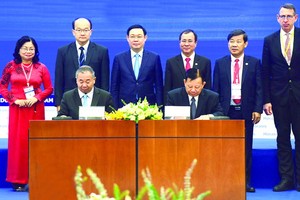 王廷惠副總理（後排左三）與平陽省領導見證 Becamex IDC 集團與合作夥伴簽署合作儀式。（圖源：VGP）