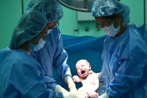 產婦在市醫科大學醫院分娩順利誕下一名健康的男寶寶。（示意圖源：院方提供）