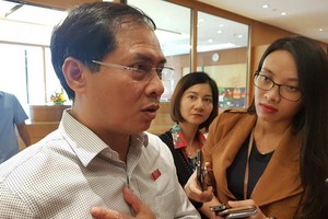 外交部常務副部長裴清山昨(25)日上午，在國會會議小休時接受記者採訪。（圖源：TTO）