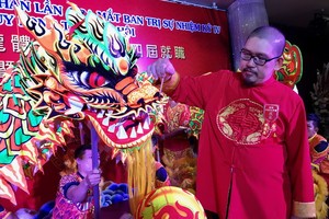 理事長陳建昌為金龍點睛開光。