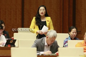 北件省代表阮氏水（後中）在國會議事堂上發言。（圖源：Quochoi.vn）