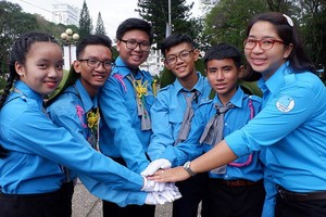 蘇芳草（右）與青年團員合照。