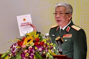 國防部副部長阮志詠上將在會上公佈2019年越南國防白皮書。（圖源：Vietnamnet）