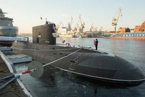 這是11月25日在俄羅斯聖彼得堡拍攝的636.3型潛艇“堪察加彼得羅巴甫洛夫斯克”號。（圖源：新華社）