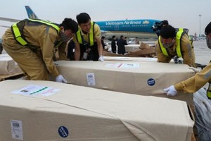 昨（27）早第一批共16具遺體已返抵內牌機場。（圖源：Getty Images）