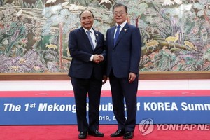 阮春福總理（左）會見韓國總統文在寅。（圖源：韓聯社）