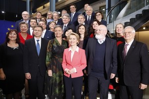 歐洲議會投票通過新一屆歐盟委員會成員名單，馮德萊恩（前有三）將出任歐盟委員會主席，於12月1日就任，成為歐盟首位女性領導人。（圖源：AP）