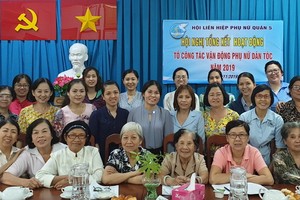 與會代表在會議結束後合影留念。