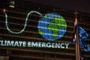 歐洲議會當地時間28日通過決議，宣佈歐盟進入氣候緊急狀態。（圖源：Greenpeace）