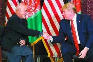 美國總統特朗普（右）與阿富汗總統加尼會面。（圖源：AP）