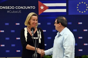 9月9日，在古巴哈瓦那，古巴外長羅德里格斯（右）與歐盟委員會副主席兼外交和安全政策高級代表莫蓋里尼在第二屆古巴—歐盟聯合委員會會議後出席新聞發佈會。（圖源：新華社）