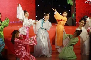 大學生表演中華舞蹈節目。