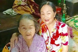 陳月梅主席向關好婆婆贈送禮物。