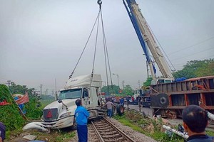 重型拖吊車將肇事集裝箱車吊離事故現場。（圖源：田升）