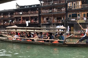 如詩如畫的鳳凰古鎮十分吸引越華遊客。