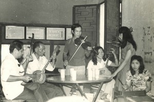 黃華師傅（左三站立者）於上世紀80年代的一次演出前與徒弟們操曲。左四者所持的正是黃師傅 的秦琴。