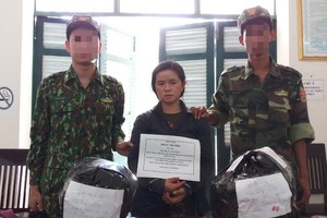 運送疑似乾大麻的潘氏壽（中）被捕與物證。（圖源：寶斗）