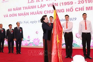 國會主席阮氏金銀代表黨和國家領導向越南水利科學院授予胡志明勳章。（圖源：越通社）