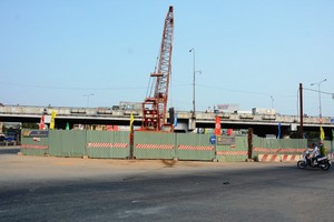 安霜下穿道路經過逾1年停止施工後，已於昨(3)日恢復施工。（圖源：杜鸞）