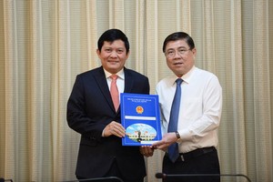 市人委會主席阮成（右）向范富國同志頒發人事委任《決定》。（圖源：自忠）