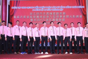 第九屆全體理事會上台感謝貴賓。