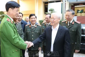 黨中央總書記、國家主席阮富仲（前右）同與會代表親切握手、互致問候。（圖源：越通社）