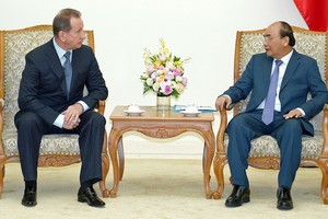 政府總理阮春福（右）接見俄羅斯聯邦國民警衛機關總指揮佐羅托夫‧維克托‧瓦西里耶維奇大將。（圖源：VGP）