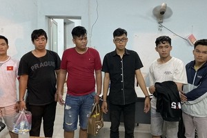 6名冒充刑警謀劫的歹徒被扣押。（圖源：陳進）
