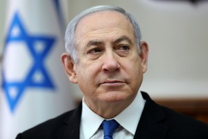 12月2日，以色列總檢察長曼德爾卜利特正式提交對涉嫌三起貪腐案的內塔尼亞胡的起訴書。（圖源：路透社）